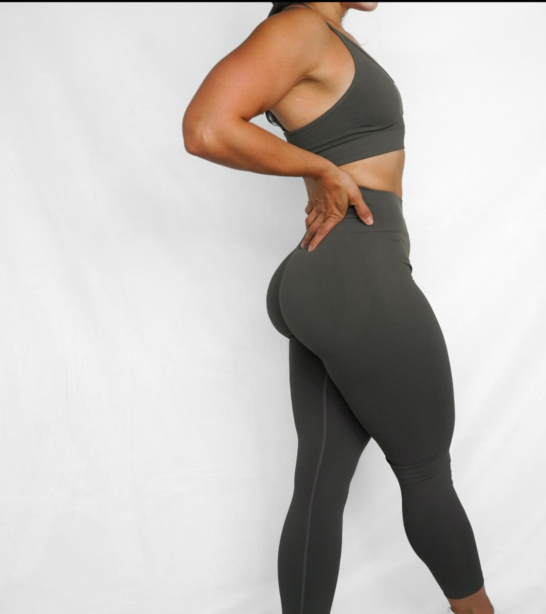 ultra soft cloud seamless butt scrunch  gym leggings in steel grey, side view