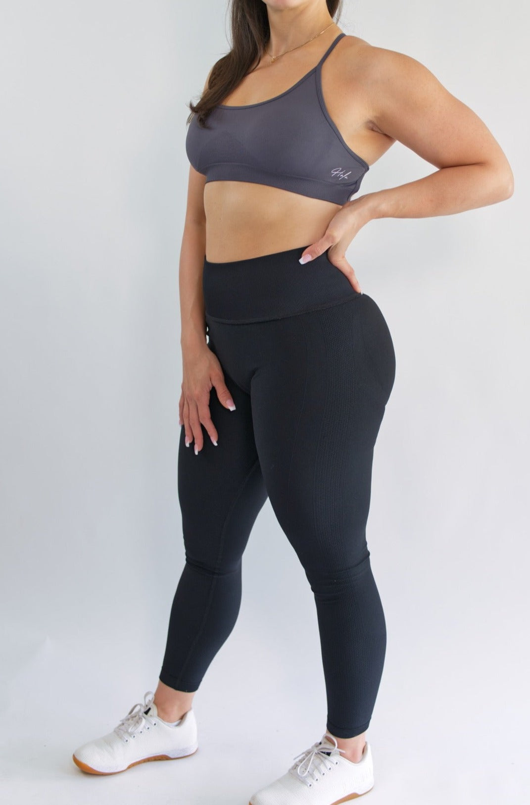 Seamless scrunch leggings Sculpt leggings onyx black front oblique view